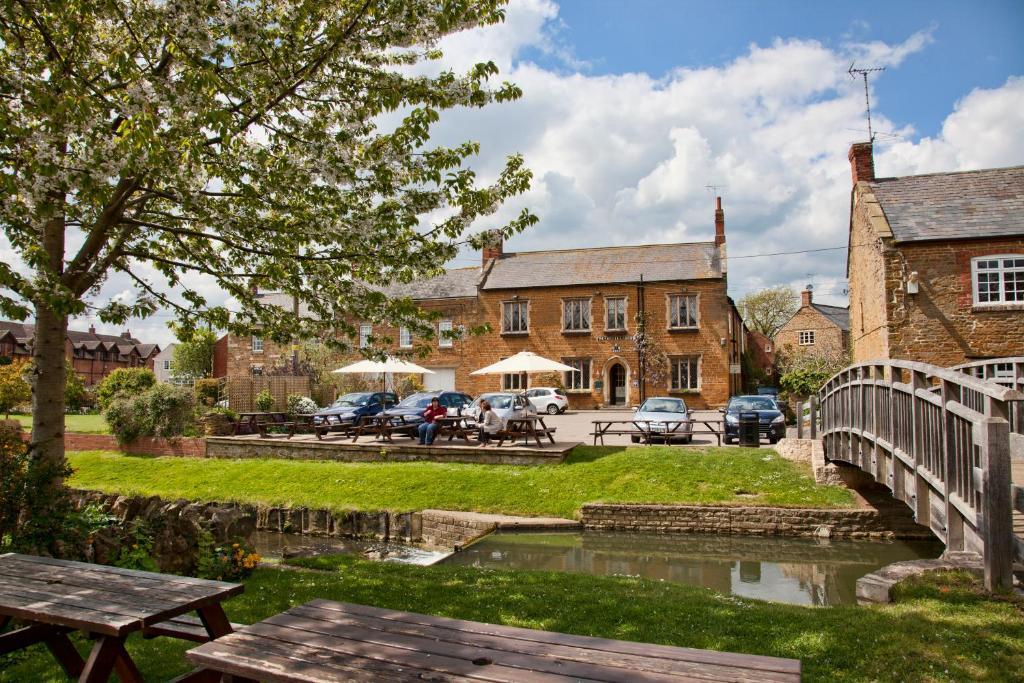 Отель The Nevill Arms Medbourne Экстерьер фото